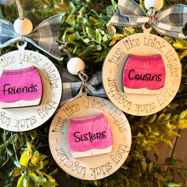 Paisley Grace Makery - Vendita all'ingrosso Decorazione - Proprio come le cosce spesse, si attaccano insieme (amiche, sorelle, cugine) Ornamento P02940