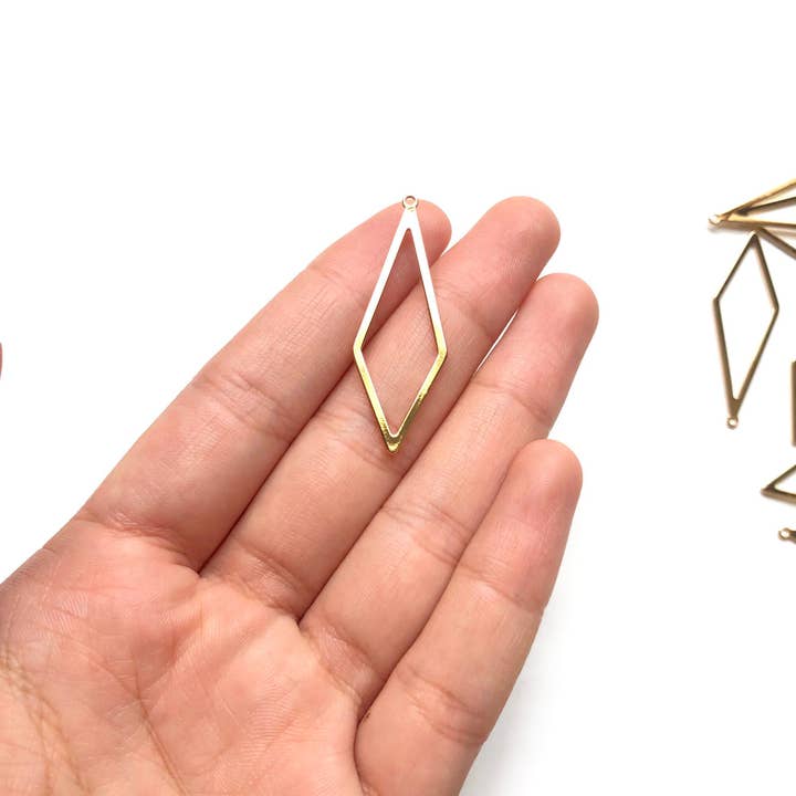 Lot de 8 pendentifs en laiton doré en forme de diamant, 42 x 15 mm pour la vente par Crafters Resort