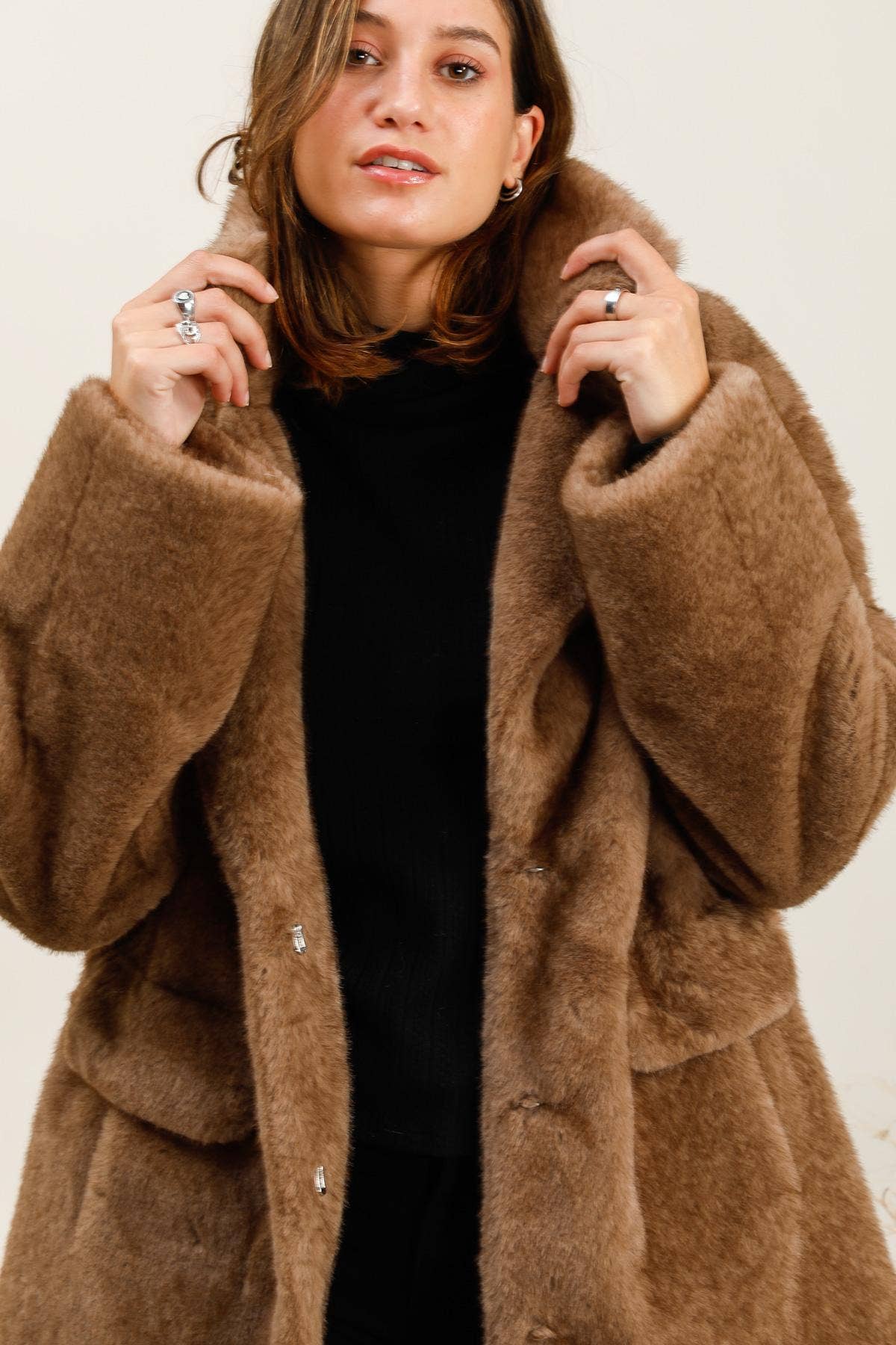 DIX-ONZE – wholesale Fur/faux fur coat – Women's – Soft Effect Fur Jacket – Chic & Versatility4