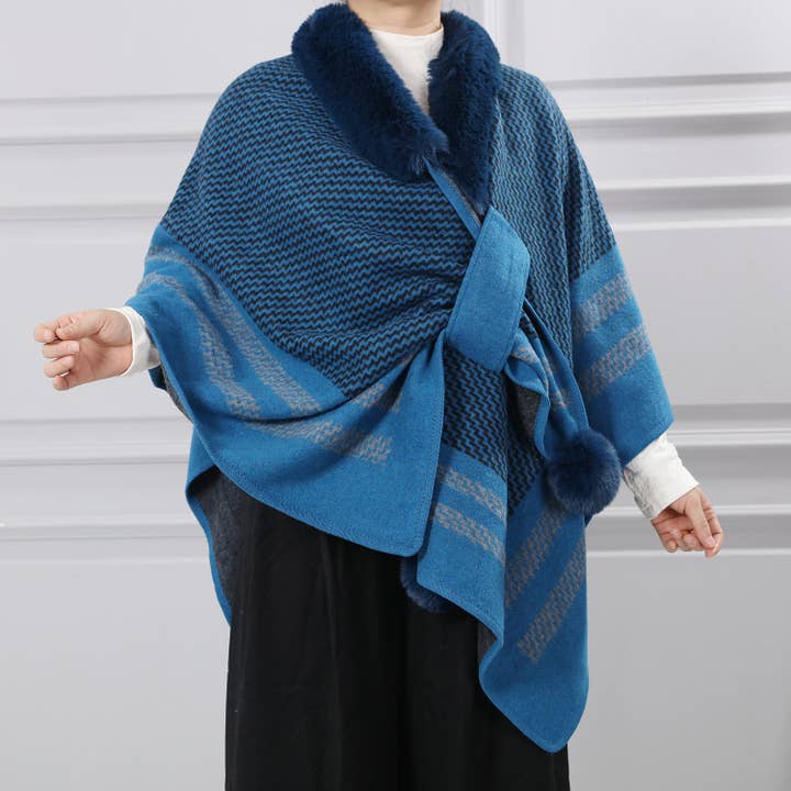 PEACH ACCESSORIES - Vendita all'ingrosso Poncho - Donna - PE373 Lussuose mantelle a zigzag con pompon in pelliccia sintetica