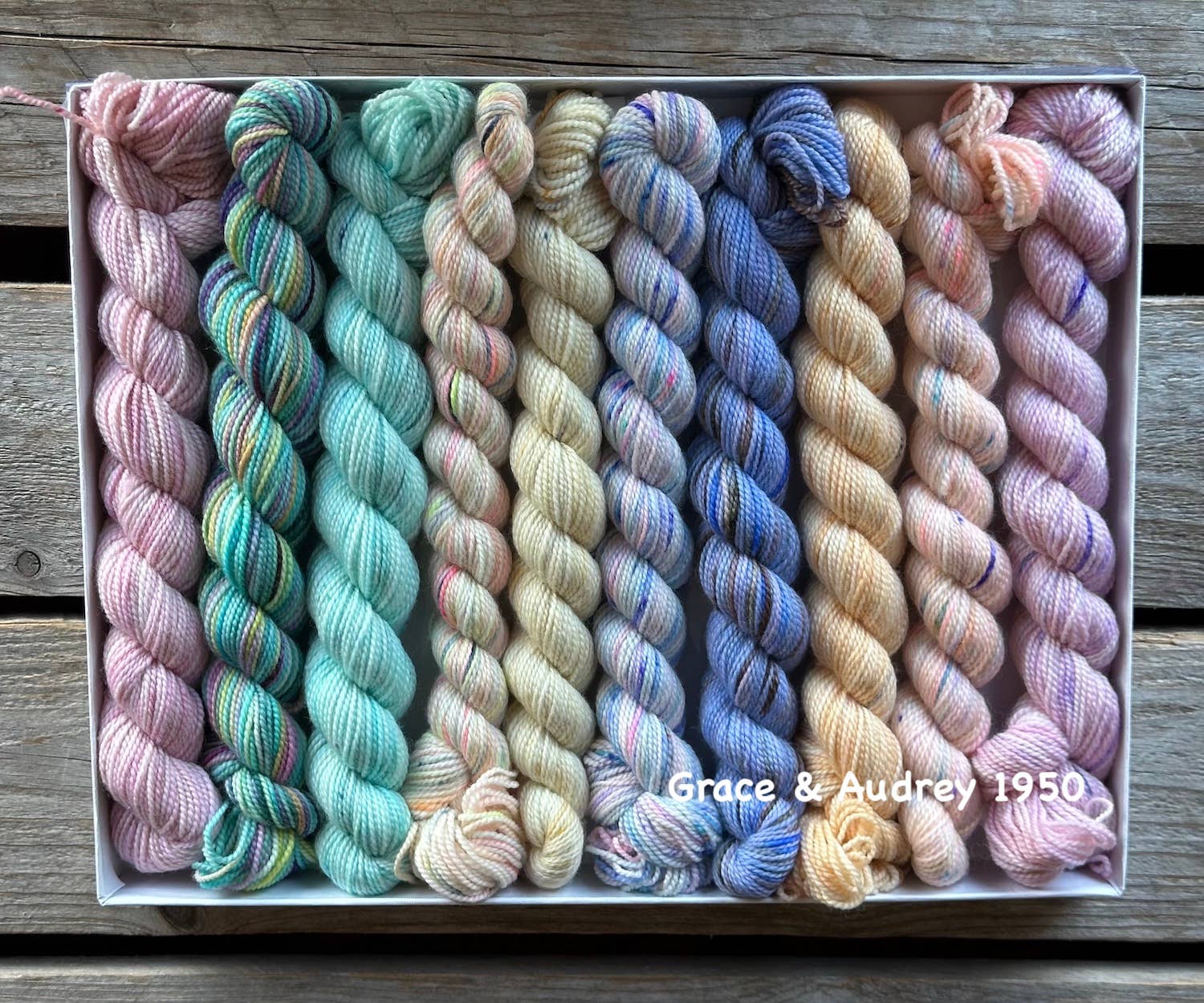 Koigu Wool Designs - Venta al por mayor Hilos - Producto 2 de LYS Day KOIGU 2024: estuches para lápices con paquete de regalo4