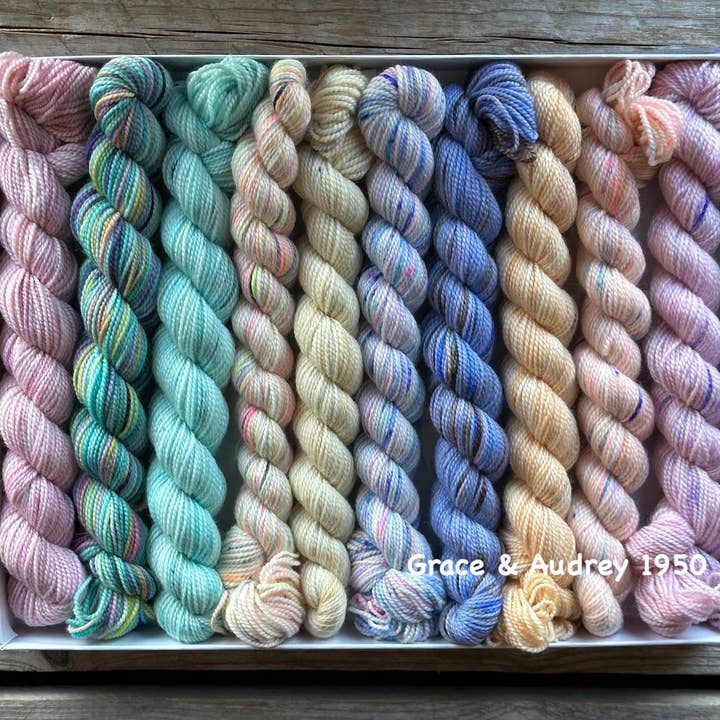 Koigu Wool Designs - Venta al por mayor Hilos - Producto 2 de LYS Day KOIGU 2024: estuches para lápices con paquete de regalo4