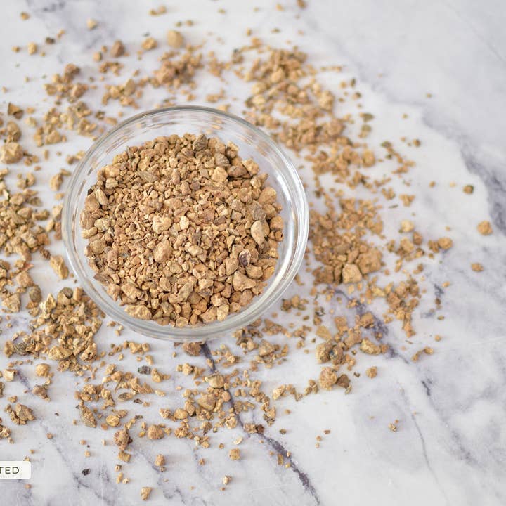 Organic Way LLC – Engroshandel Tørret krydderi – Økologisk muskatnød (skåret og sigtet)