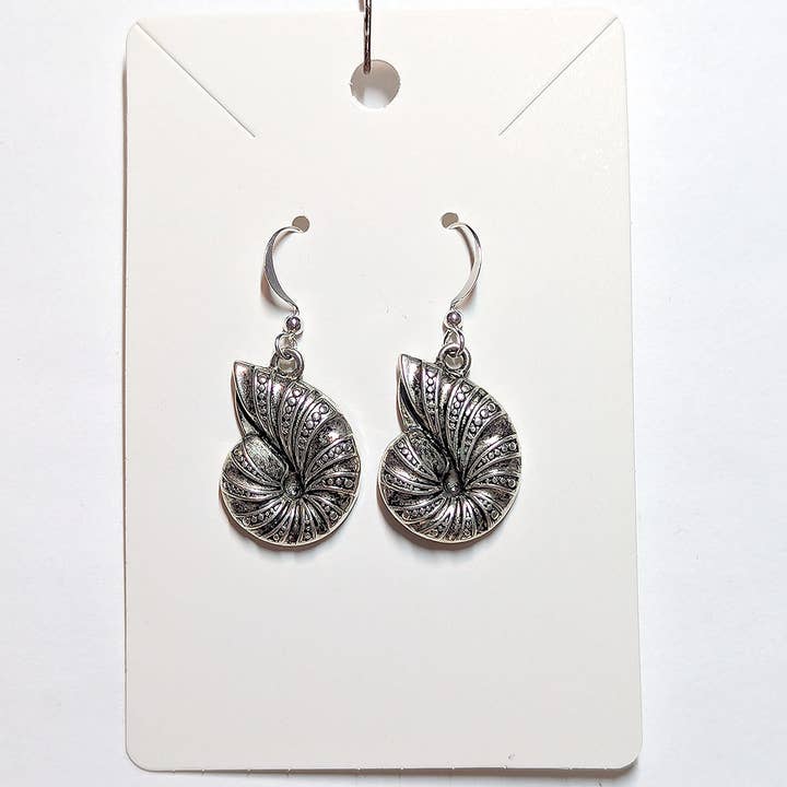 Stylish Jewelry Supply - Wholesale Hangende/ronde oorbellen - Antieke zilveren oorbellen in vintage-stijl met haaienoogschelpen