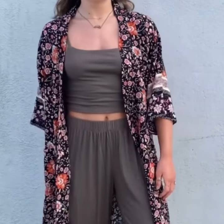 CONRADO® – Engroshandel Morgenkåbe - Dame – Mya Sort Trykt Kjortel4