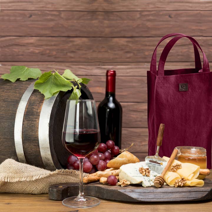 K0017XB | Taske til to flasker i canvas/ægte fuldnarvet læder, med flæser. Farve Bordeaux/Mørkebrun. Kapacitet: 2 flasker. Dimensioner: cm 22 x 37 x 10. Emballage: Polybag for engroshandel hos Kaili mood / RENATO BORZATTA - Italy since 1978 -