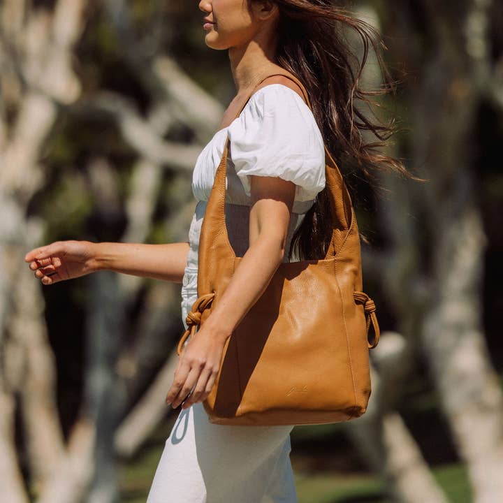 Karamell Seneca Cinch Axelväska för wholesale av Per Lei New York