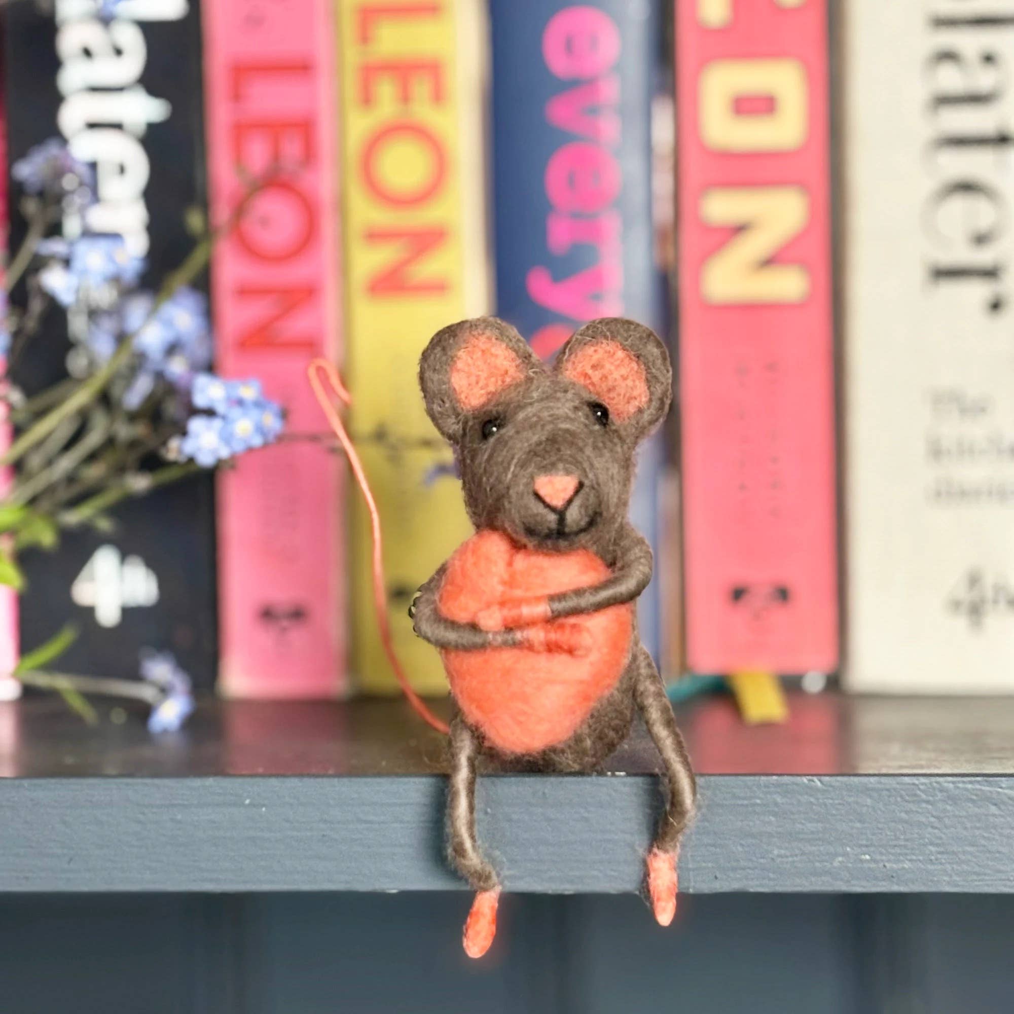 Sew Heart Felt – wholesale Decorative tabletop object – Sitting Hugging Heart Mouse2