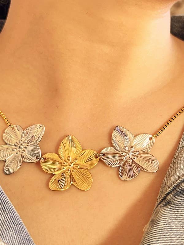 18K STAINLESS STEEL TARNISH FREE FLOWER NECKLACE | 40NK9579 for wholesale by JOSSLYN by wall to wall
