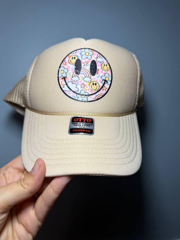 Chapeau de camionneur Smiley pour la vente par MK Lovely Boutique