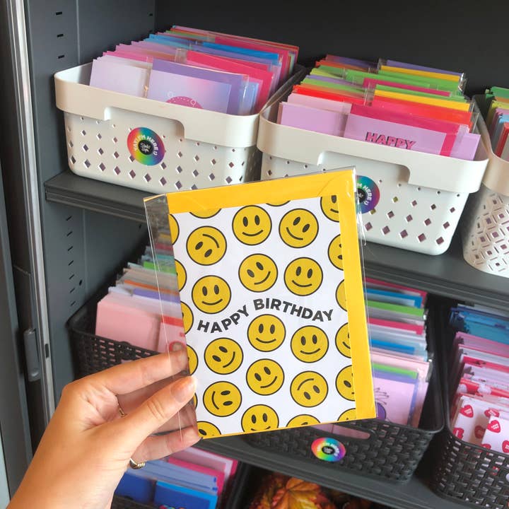 Studio Soph (We Pay Your Import Fees - We Ship DDP) - Vente Cartes d'anniversaire - Carte d'anniversaire jaune avec smileys2