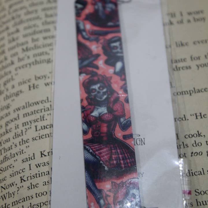 Raven Design – Engroshandel Bogmærke – Zombie Pink Girls//Magnet Fold Bogmærke 2