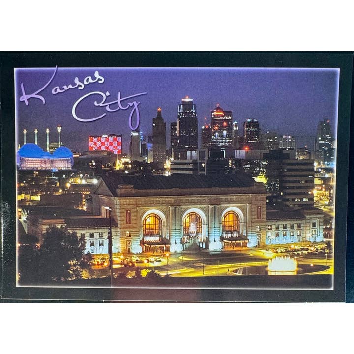 KC102-Magnet mit Skyline von Kansas City bei Nacht für den Großhandel von Avery Postcards and Gifts