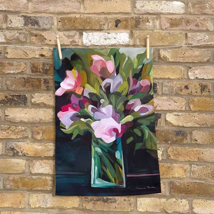 Baumwoll-Geschirrtuch | Lila-blumiges Geschirrtuch | 'Lilah' für den Großhandel von Susannah Bleasby Art