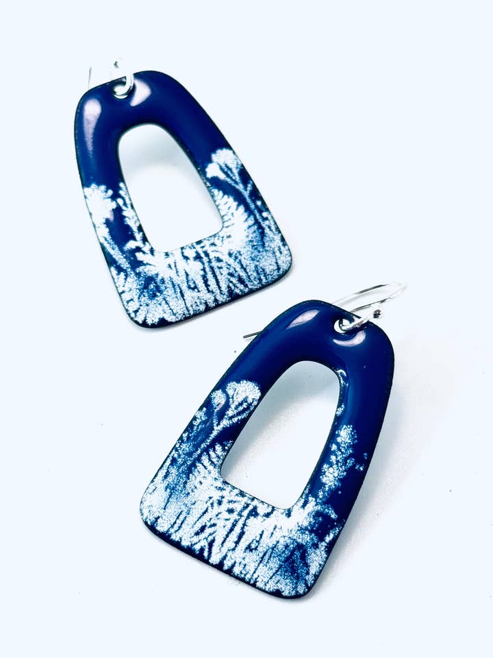 Boucles d'oreilles rectangulaires rétro, émail botanique bleu et blanc pour la vente par Magpie Mouse Studios
