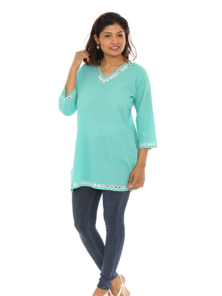 Tunique à manches 3/4 et col en V à bordure miroir pour la vente par Shoreline Wear. INC