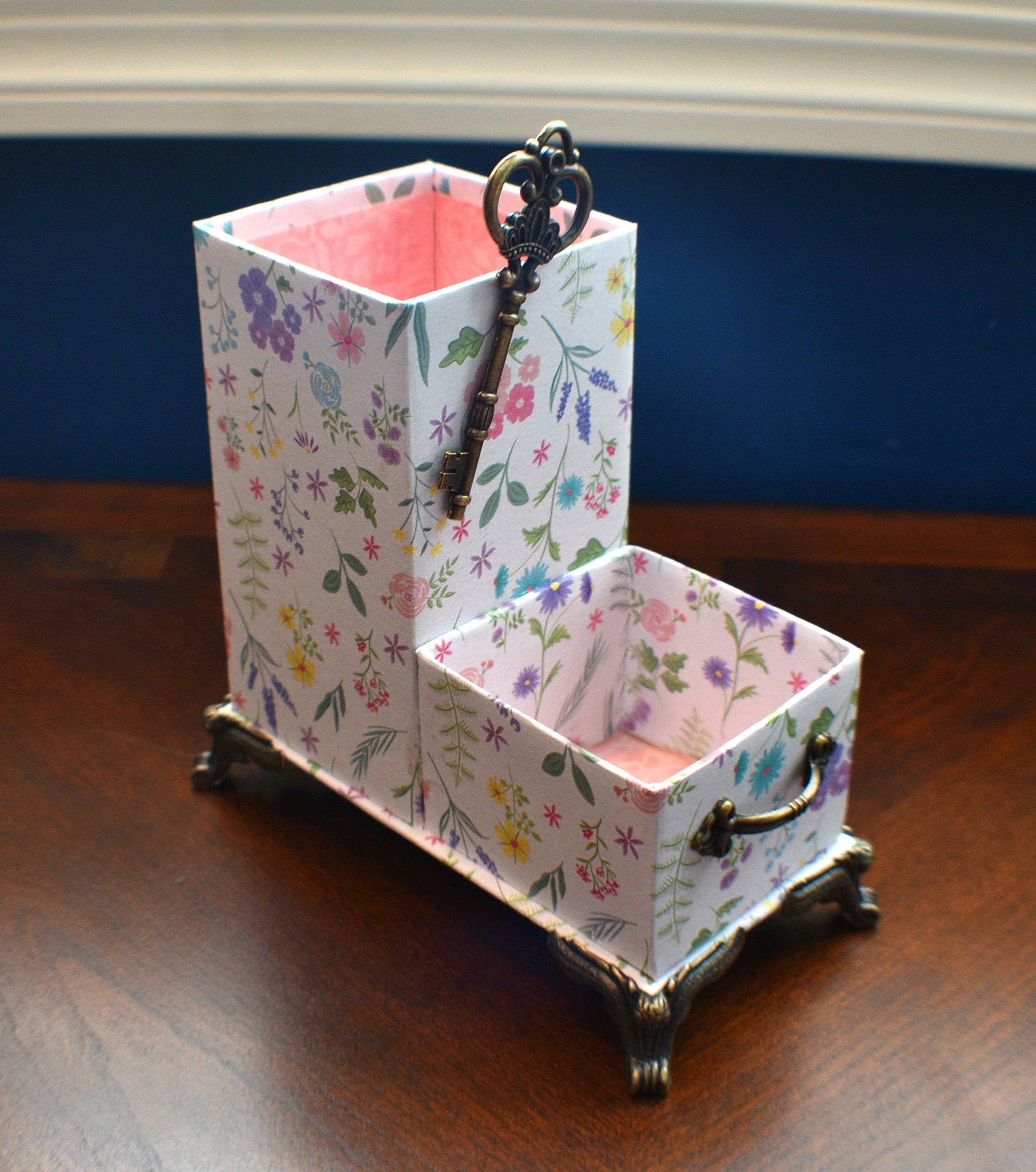 Chic Brico - Wholesale Desk Organizer - Spring Flowers Bouquet Desktop Organizer for Pens and Clips w/Antique Key Accent1