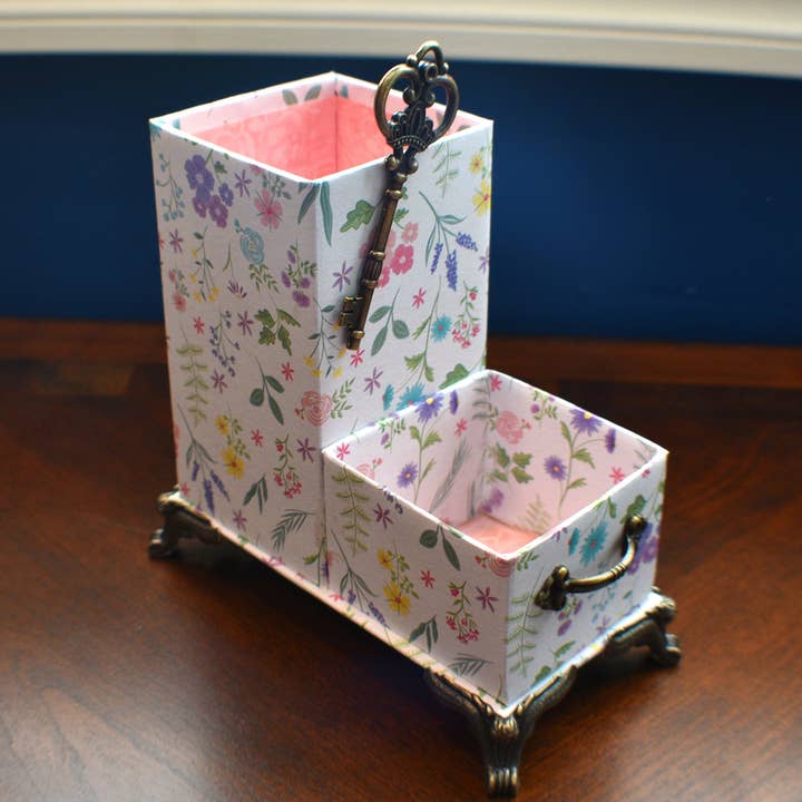 Chic Brico - Wholesale Desk Organizer - Spring Flowers Bouquet Desktop Organizer for Pens and Clips w/Antique Key Accent1