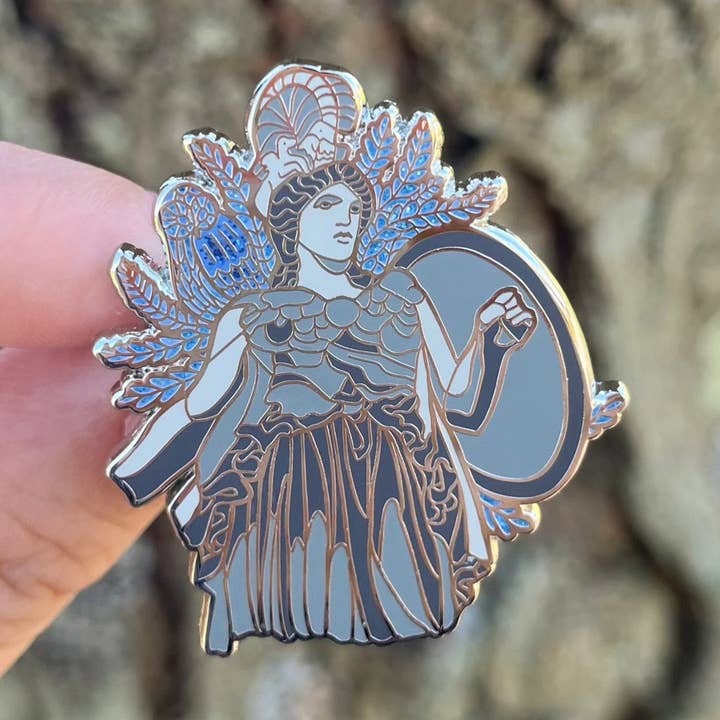 Pin de esmalte prateado de Atena! Pin de esmalte do deus grego por atacado de Heartel Design