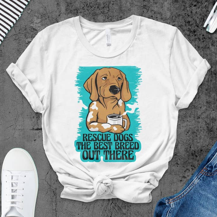 Rescue Dogs T-Shirt – Best Breed Ever, Geschenk für Hundeliebhaber, Adoption, Tierschutzshirt, Unisex mit Kaffee-Hund-Design für den Großhandel von FreakyTeeFactory