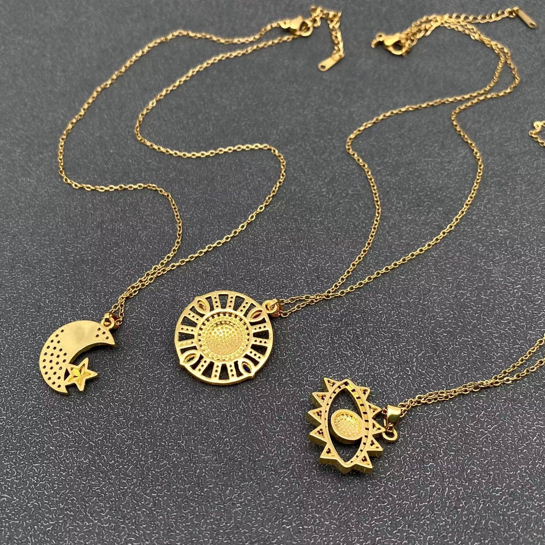 Mio Queena - Venta al por mayor Collares con colgantes/abalorios - Collar chapado en oro con colgante de ojos malvados con diamantes de imitación de varios estilos28