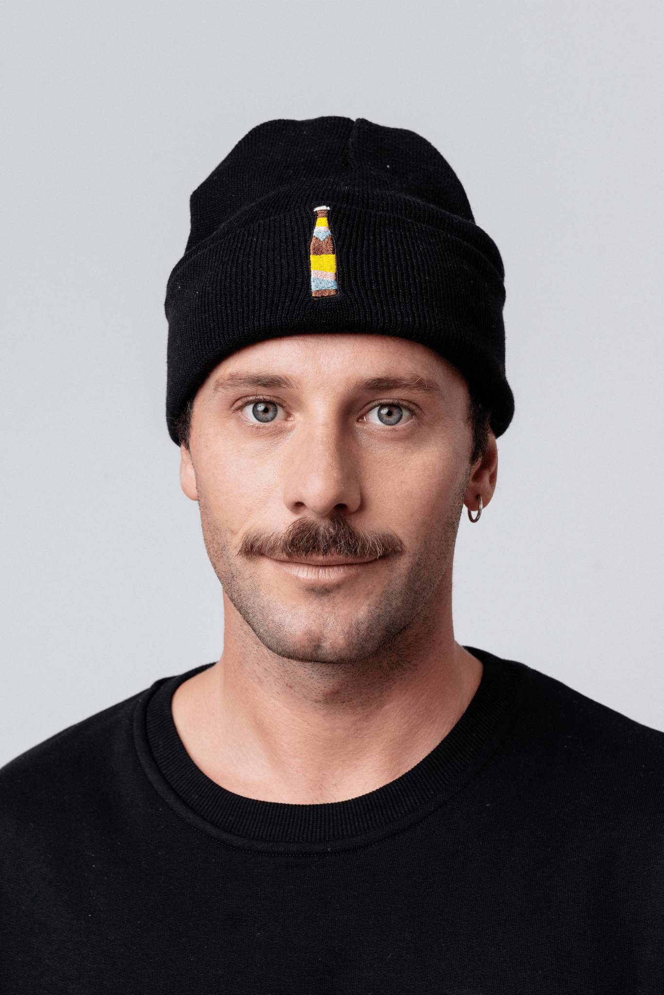 Fashion Drinks – Engroshandel Beanie - Unisex – Cola Mix | Broderet økologisk bomuldshat1