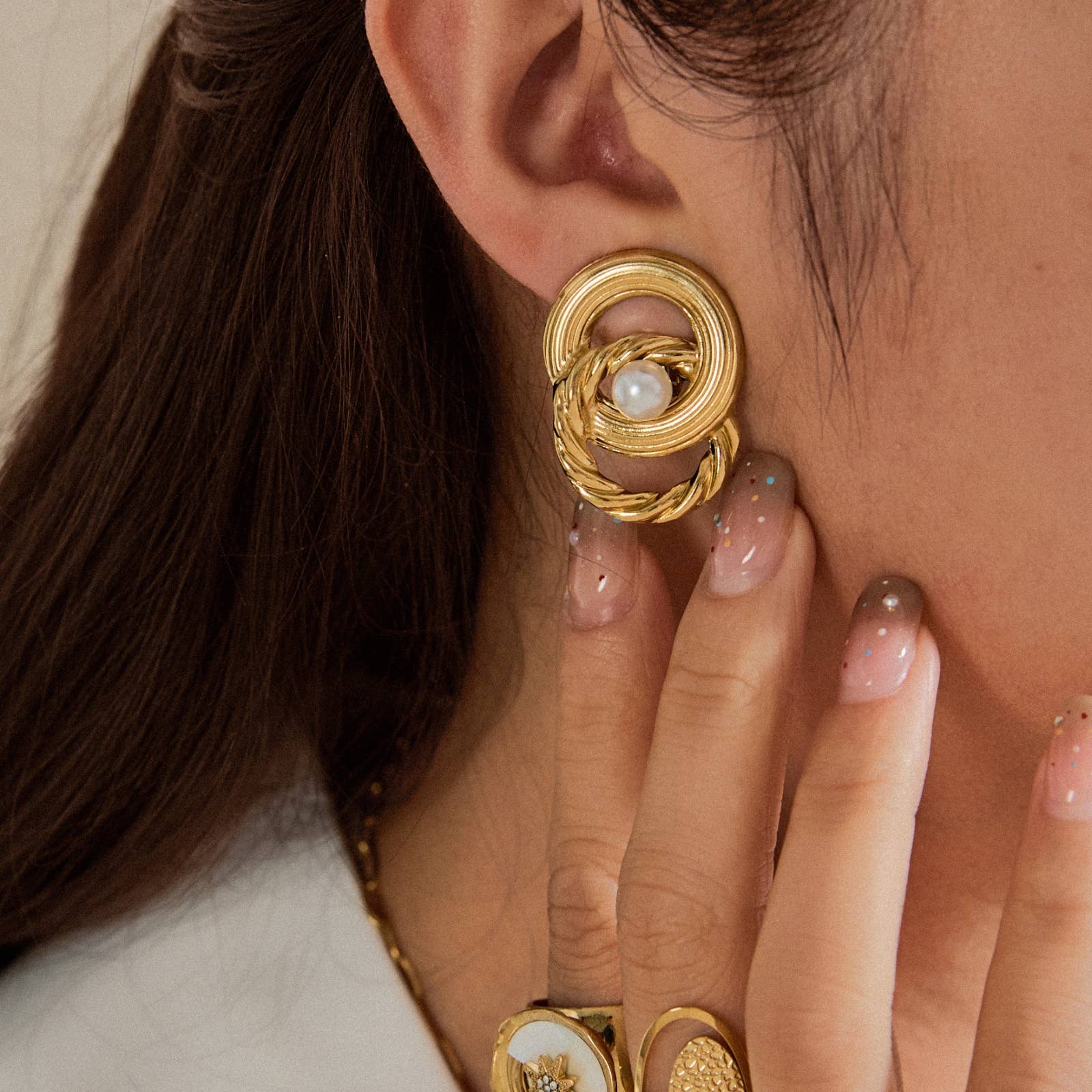 Guld Clip-on örhängen - Amandine för wholesale på Faire0