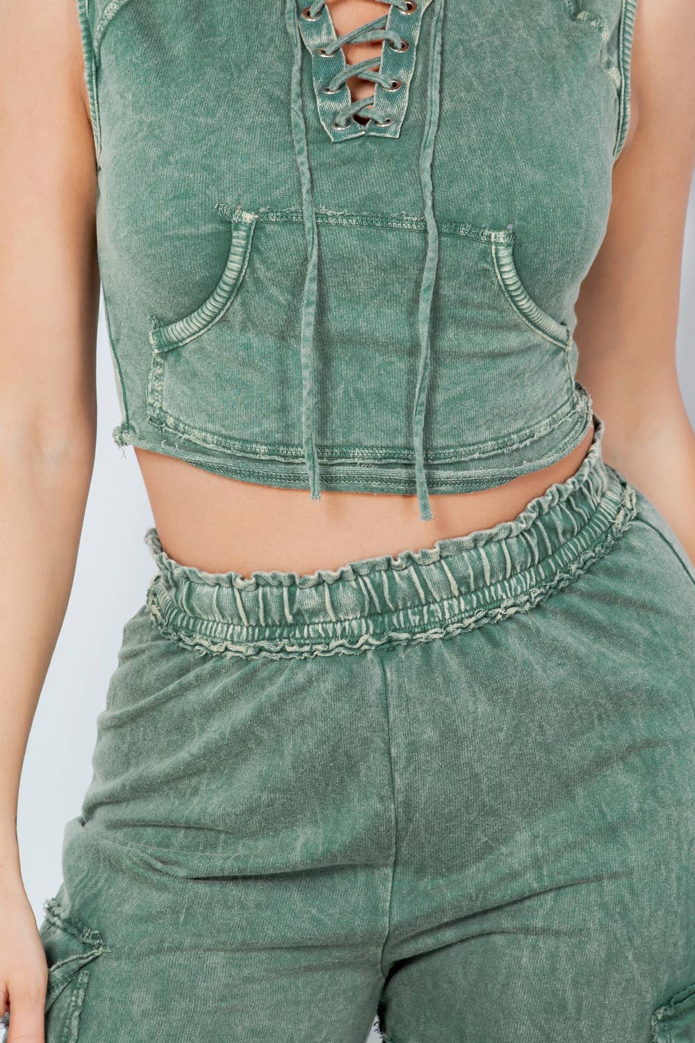 Jour - Vente Ensemble de vêtements d'intérieur – femme - Haut court à capuche délavé aux minéraux et pantalon à poche cargo GD560913