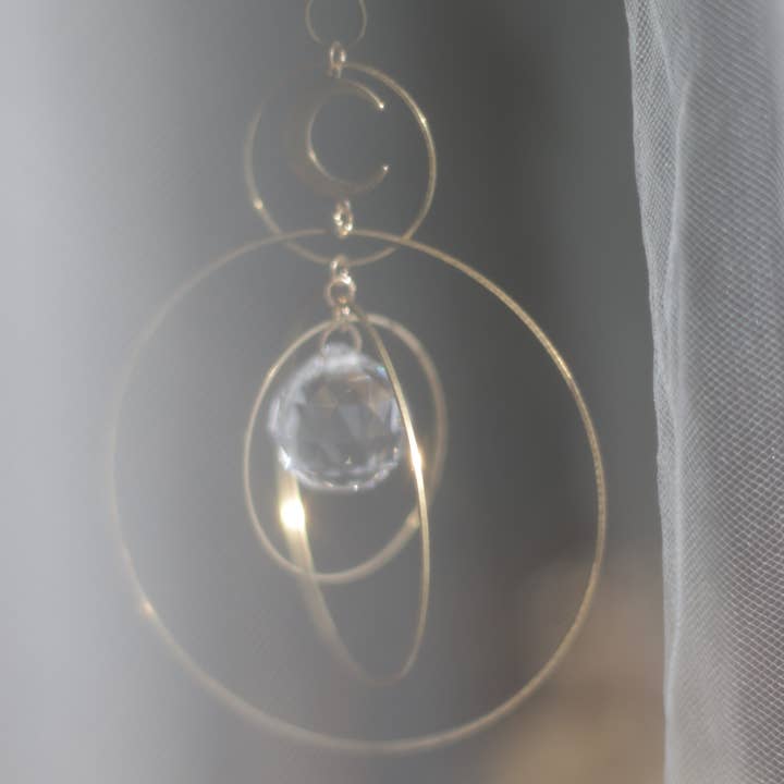 Atelier Intuitive – Großhandel Sonnenfänger – COSMOS • Hängender Sonnensammler aus Messing und Kristallglas5