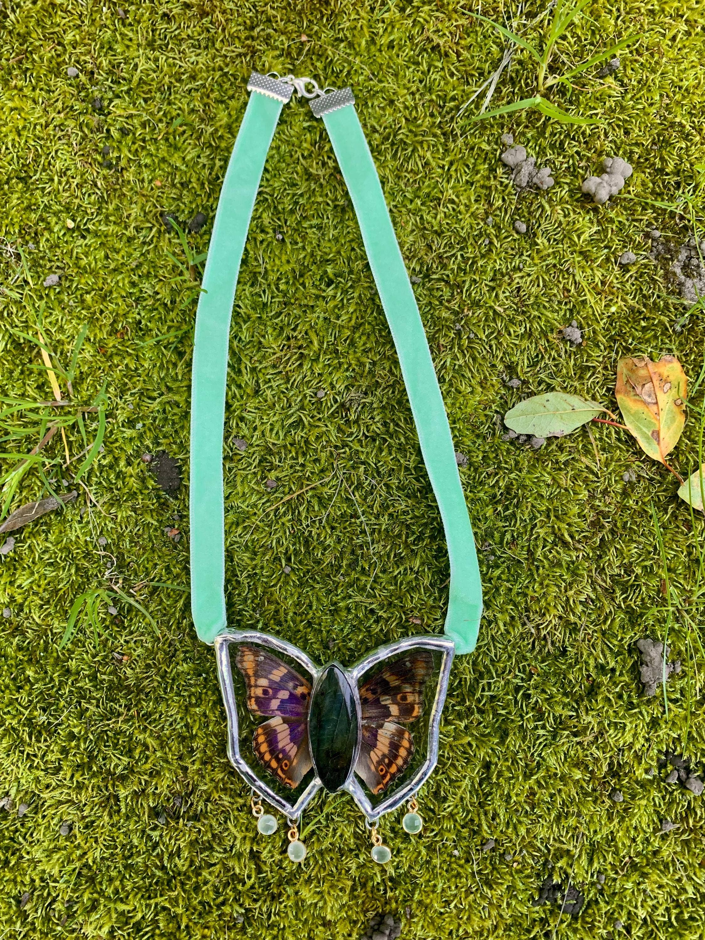 Outsider Artshop – Großhandel Halsband/Collier – Schmetterlingspräparat Samt-Choker mit Labradorit1