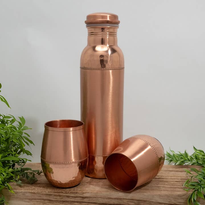 Pure copper set of hammered bottle sequence ± 950 ml with 2 for wholesale by Ayurveda Specialist B.V.