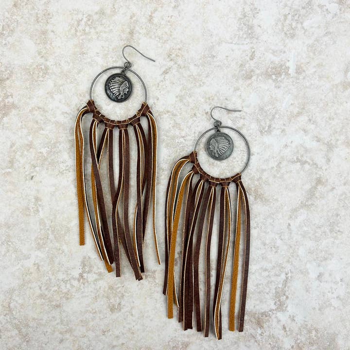 Boucles d'oreilles créoles argentées avec pampille pièce tête d'Indien pour la vente par Western Elite Jewelry