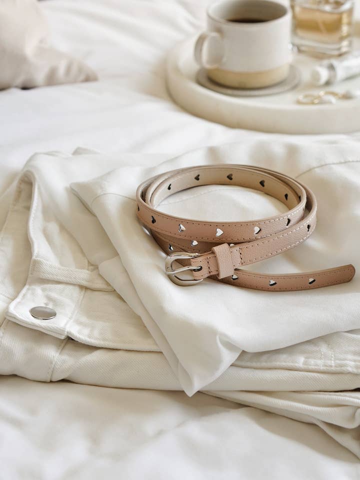 Creme PU Skinny Bælte med hjerte huller for engroshandel hos Xander Kostroma