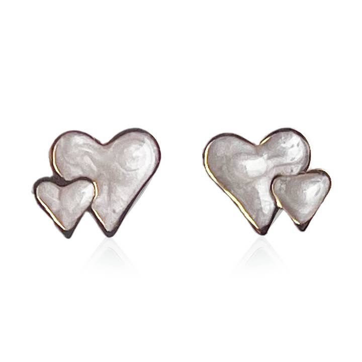 Orecchini a perno Duo Heart perlati con placcatura in oro per la vendita all'ingrosso da parte di Coral & Mint