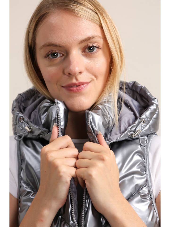 Attrait Paris – Großhandel Pufferjacke – Damen – Metallische, lange, gesteppte, ärmellose Oversize-Daunenjacke2