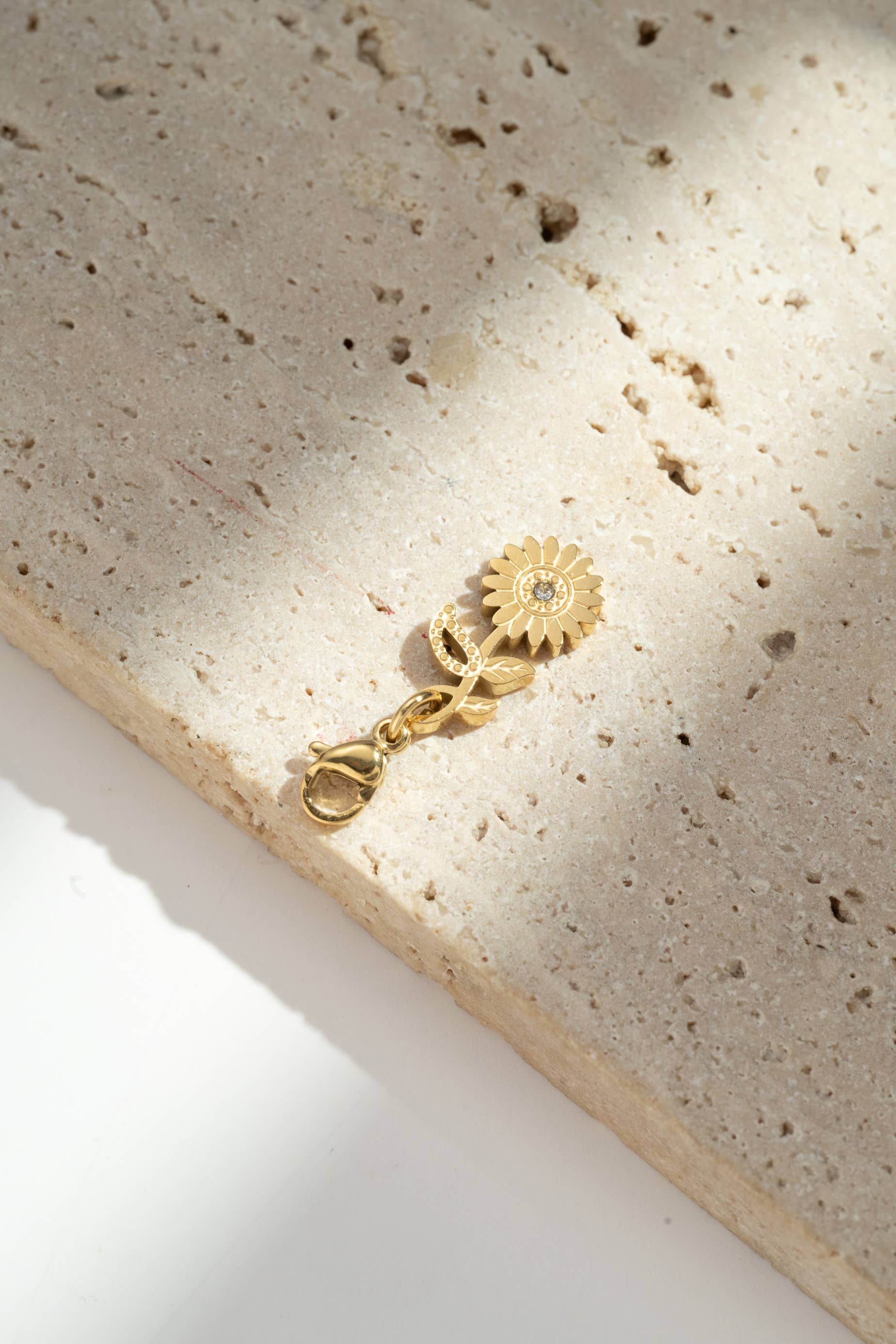 COSMOS – Großhandel Individueller Charm/Anhänger – Vergoldeter Gänseblümchen-Anhänger mit Strass aus Edelstahl