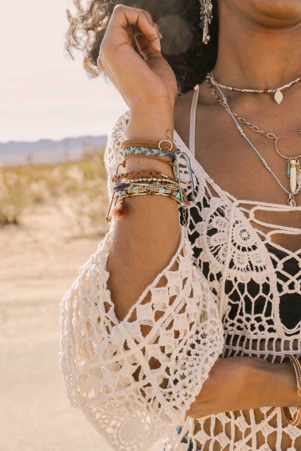 Türkis Türkisfarbenes, stapelbares Veloursleder-Armband mit Perlen und Naturstein für den Großhandel auf Faire1