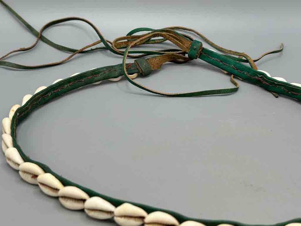 The Niger Bend – Großhandel Gürtel – Damen – Schmaler afrikanischer Krawattenverschluss aus echtem Kaurimuschelleder30