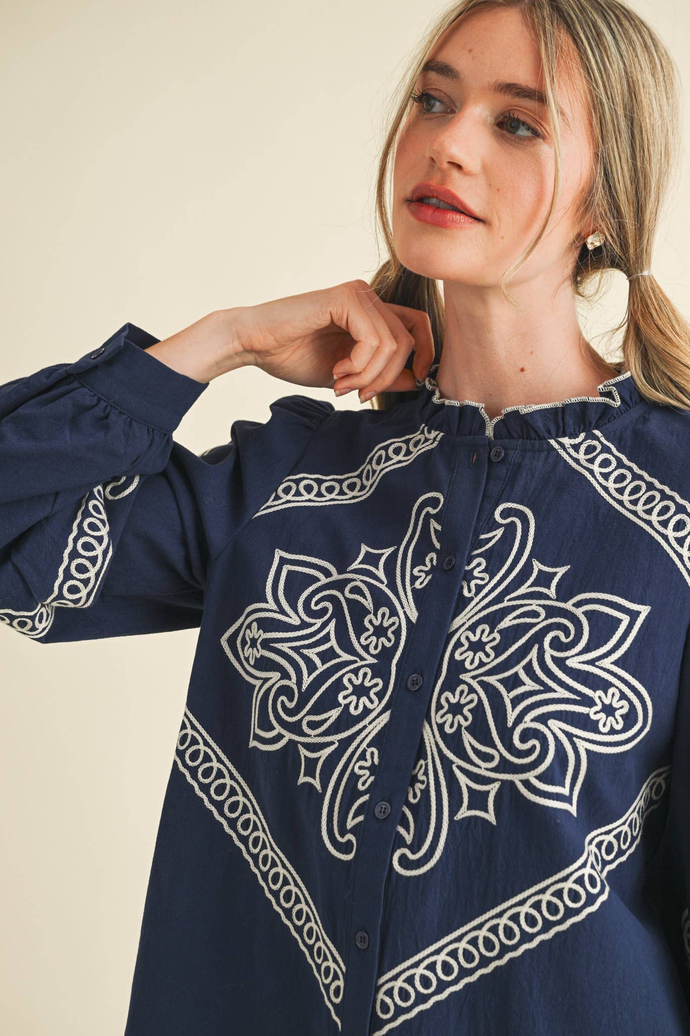 &MERCI – Engroshandel Skjorte med buttondown – til kvinder – BRODERET MOCK NECK KNAPPEBLUSE MTP333648