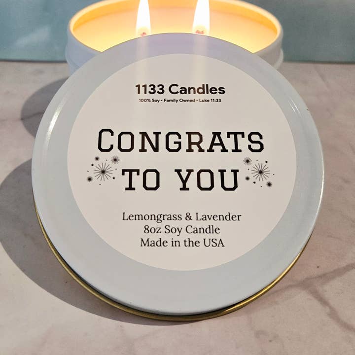 Congratulazioni a te Regalo | Candela da 8oz al Lemongrass e Lavanda per la vendita all'ingrosso da parte di 1133 Candles