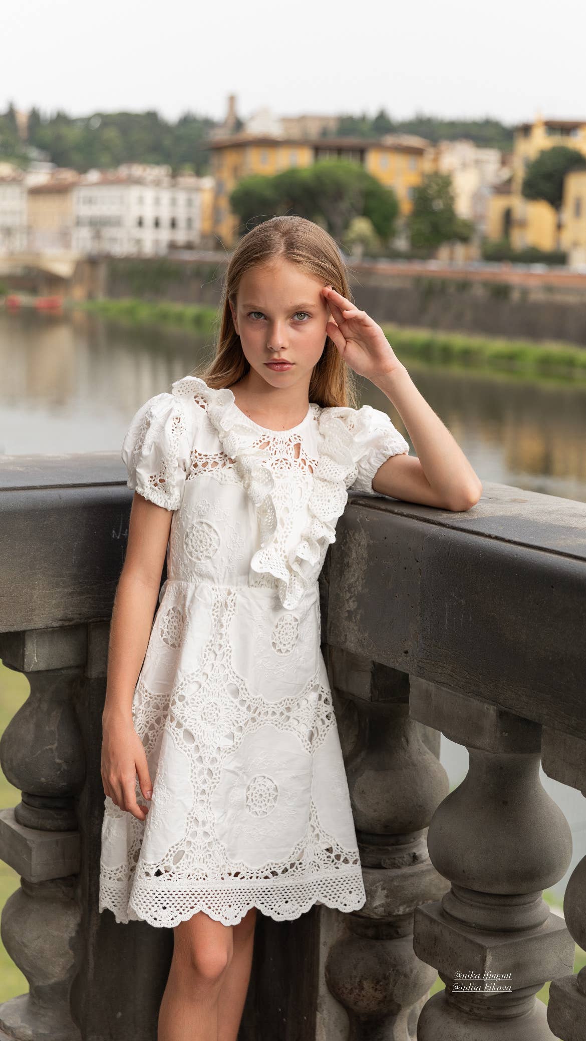 Blå Penelope Hvid hæklet kjole  for engroshandel på Faire1