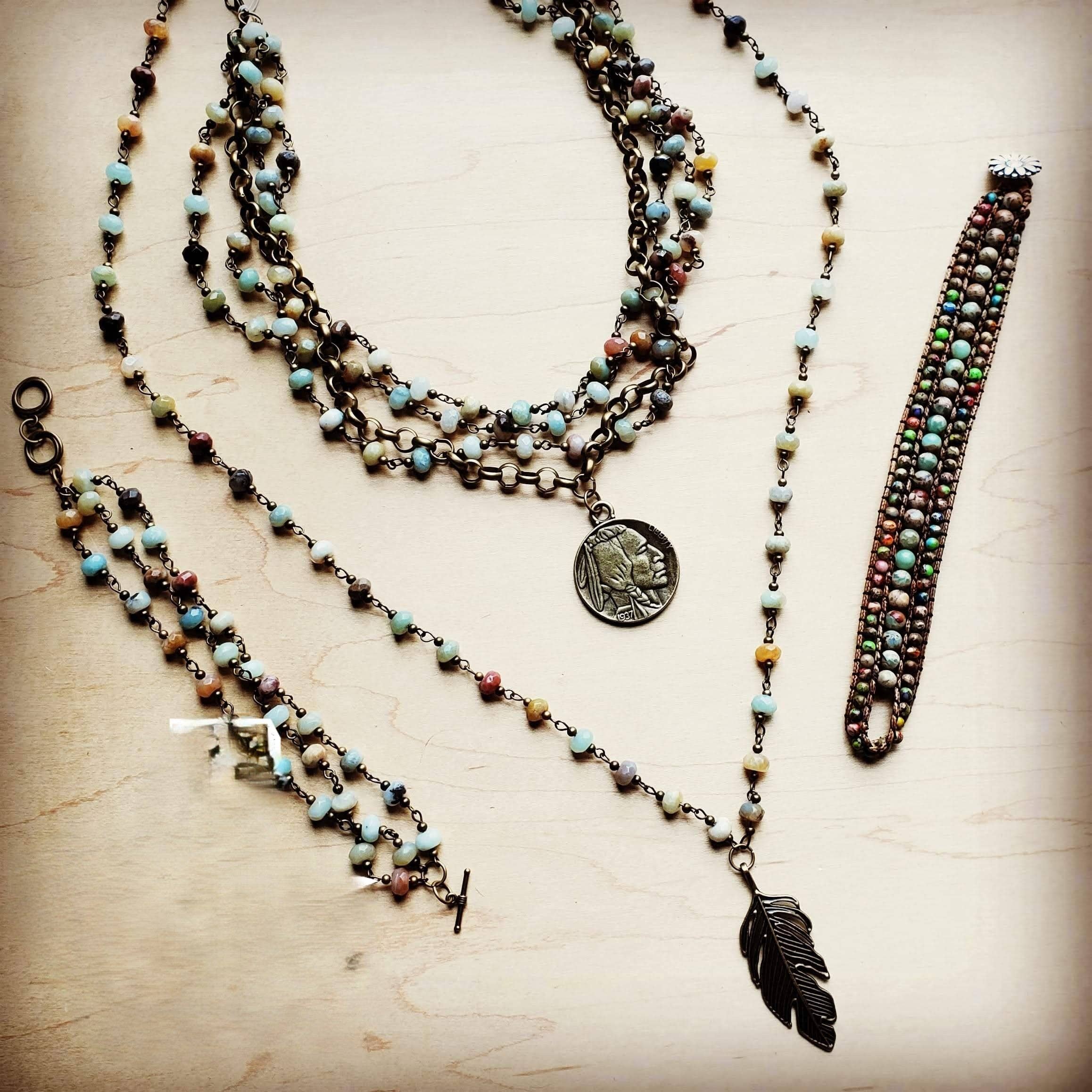 The Jewelry Junkie – Großhandel Kette mit Anhänger/Charm – Amazonit-Perlenkette mit antikem Goldfeder-Anhänger 251x4