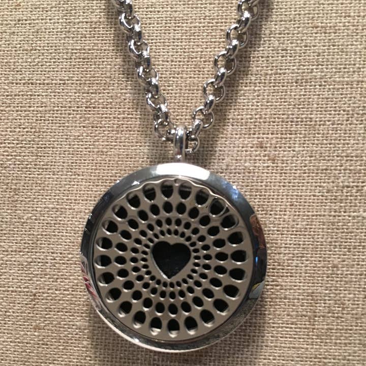 Medallón difusor de acero inoxidable de grado quirúrgico 316L con colgante de aceite esencial para venta al por mayor de Baltic Essentials