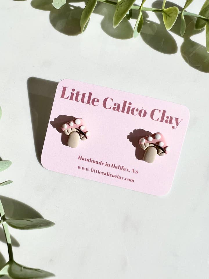 Clous d'oreilles champignon | Boucles d'oreilles en argile polymère pour la vente par Little Calico Clay
