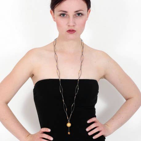 Långt halsband i oxiderat silverpläterat med silverkula för wholesale av Korczynski Design Jewellery