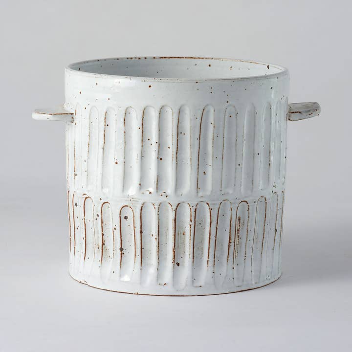 Jardinière au lait grandes lignes verticales pour la vente par Angus & Celeste