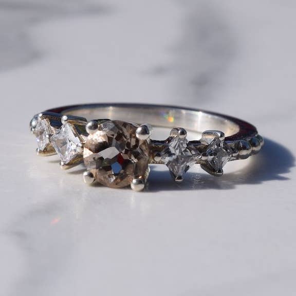 Anello con diamanti in quarzo fumé per la vendita all'ingrosso da parte di Mi Raíz Jewelry