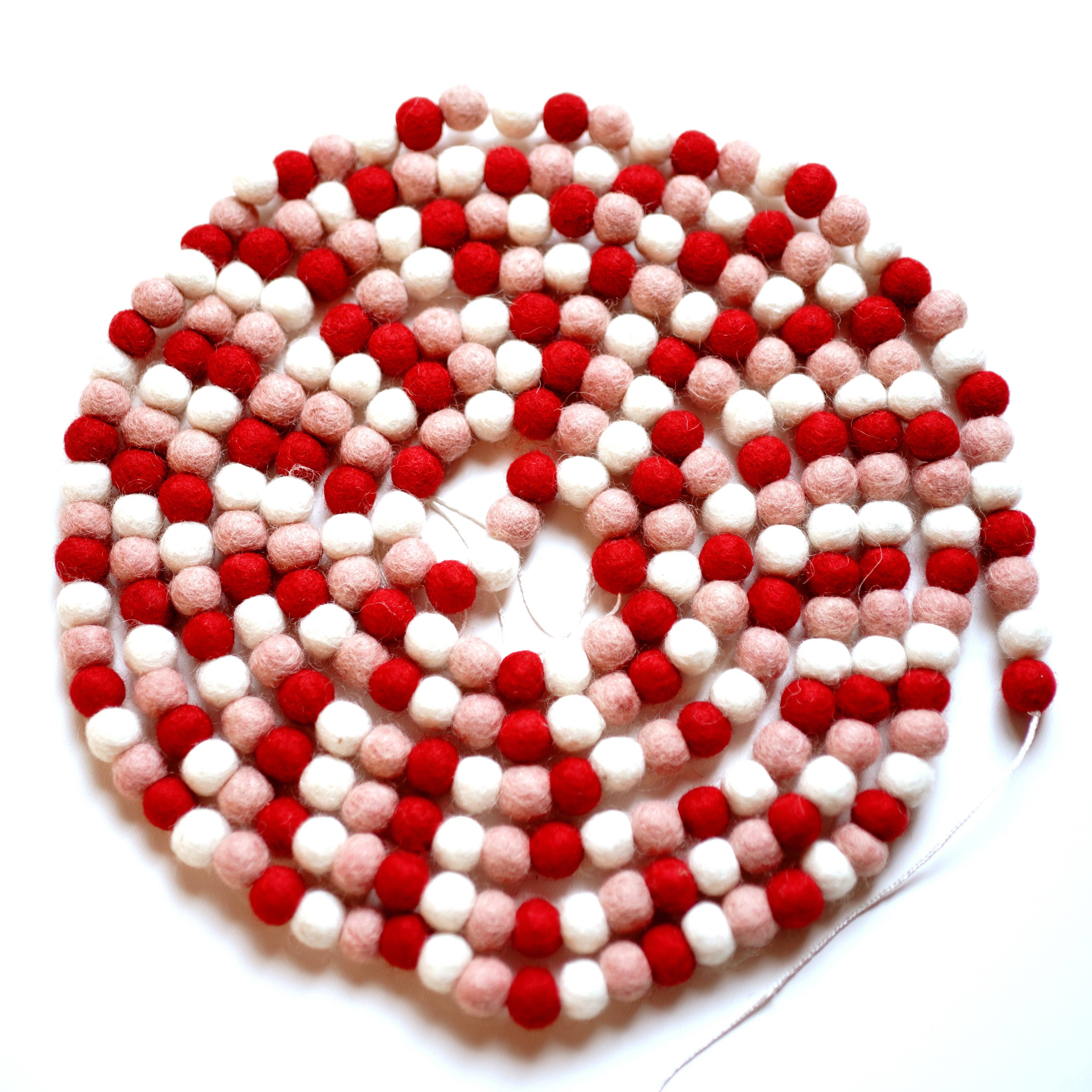 Decomod – wholesale Bunting/Krans – Mini filt bollslinga 1 cm bollar ca 300 bollar 3 meter lång6