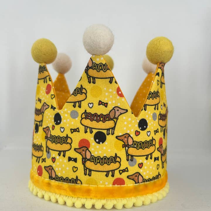 Håndlavet fødselsdagskrone-hat – Hotdog-gravhunde for engroshandel hos Puppies & Pom Poms