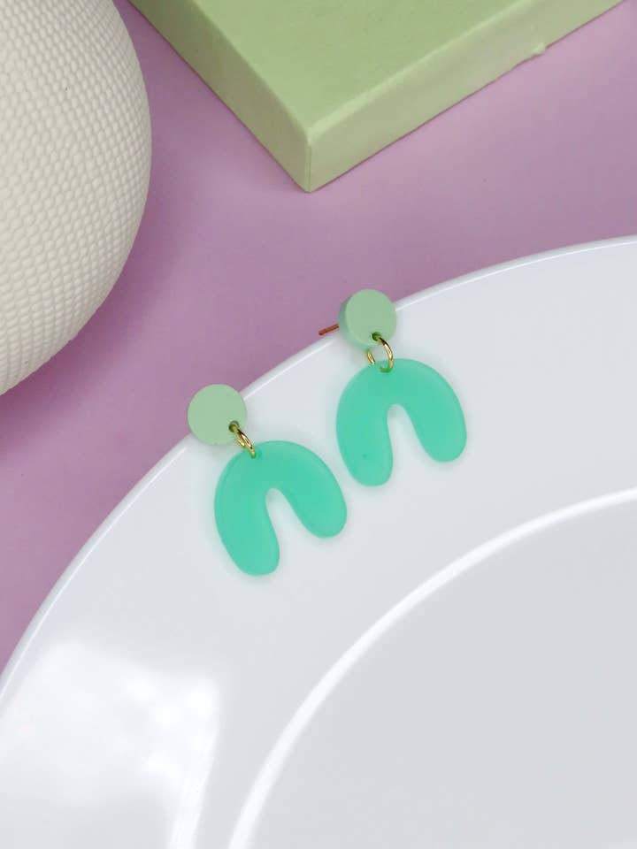Boucles d'oreilles à petit nœud en forme d'arc en vert clair, turquoise transparent pour la vente par Niemalsmehrohne